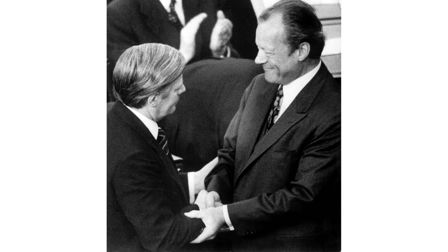 Willy Brandt (rechts, SPD) gratuliert am 16. Mai 1974 seinem Nachfolger Helmut Schmidt (SPD), der neuer Bundeskanzler ist (Foto: picture-alliance / Reportdienste, picture-alliance / dpa | DB)