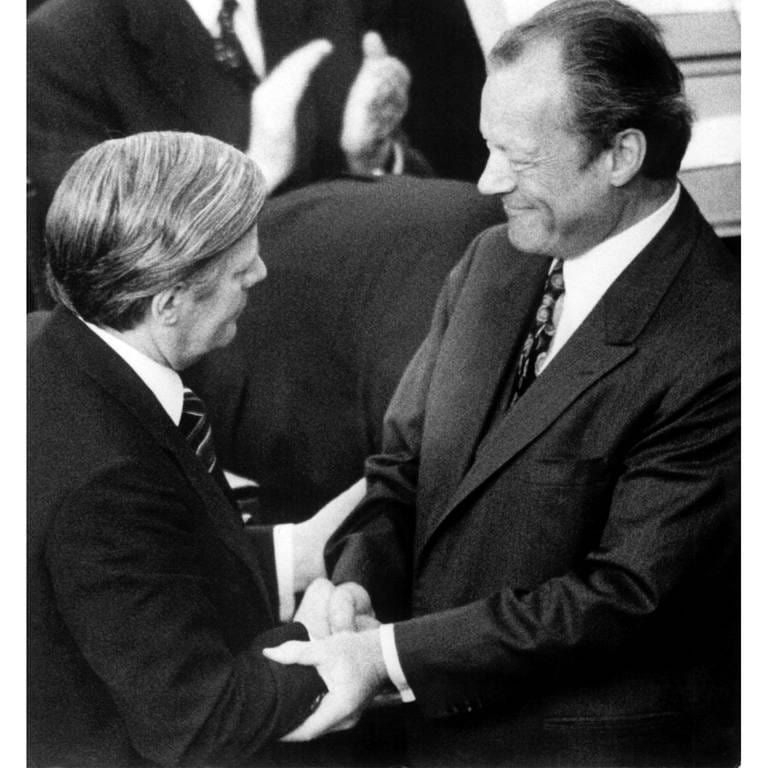 Willy Brandt (rechts, SPD) gratuliert am 16. Mai 1974 seinem Nachfolger Helmut Schmidt (SPD), der neuer Bundeskanzler ist (Foto: picture-alliance / Reportdienste, picture-alliance / dpa | DB)