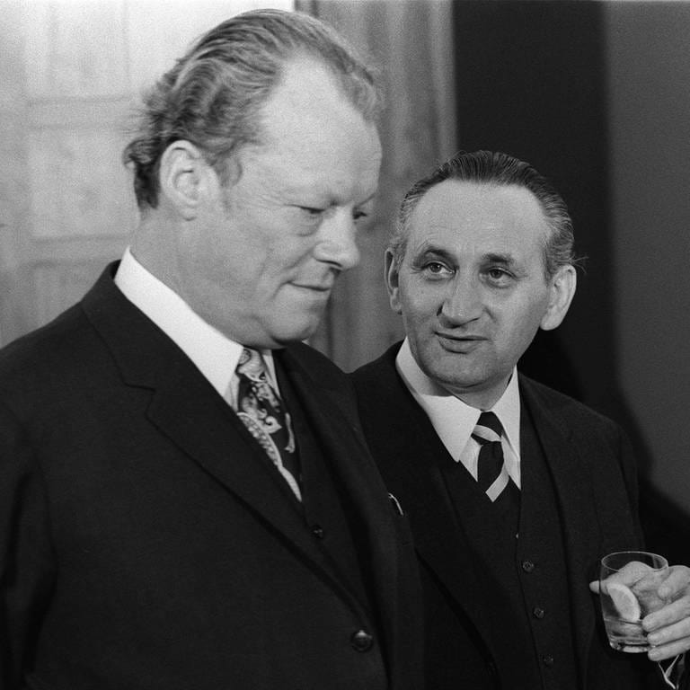 Bundeskanzler Willy Brand (SPD) im Juni 1962 im Gespräch mit Egon Bahr (SPD) (Foto: IMAGO, IMAGO / Sven Simon)