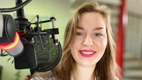 Anna-Carina Blessmann am Mikrofon