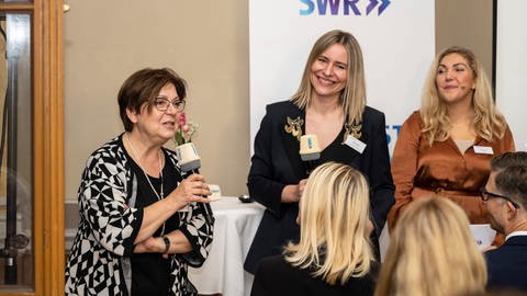 Anna Koktsidou, SWR Beauftragte für Vielfalt und Integration, beantwortet die Frage von Alina Rudi, Frauenbeauftragte der Deutschen Jugend aus Russland, zur interkulturellen Kompetenz der SWR Journalist:innen. (Foto: SWR)