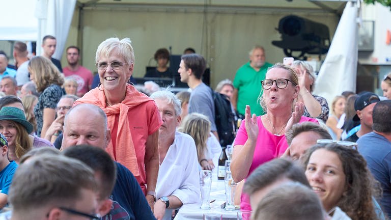 Publikum an Tischen bei SWR1 auf der Mainzer Johannisnacht 2023 (Foto: SWR, Markus Kuhn)