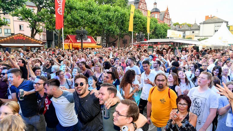 Das Publikum bei der Mainzer Johannisnacht am Samstag (Foto: SWR, Jörg Puchmüller)