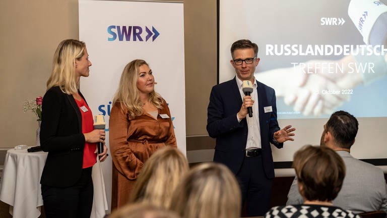 Anno Knüttgen, Leiter SWR Studio Heilbronn, steht Sandra Bojang, Integrationsbeauftragte der Stadt Heilbronn, Rede und Antwort. (Foto: SWR)