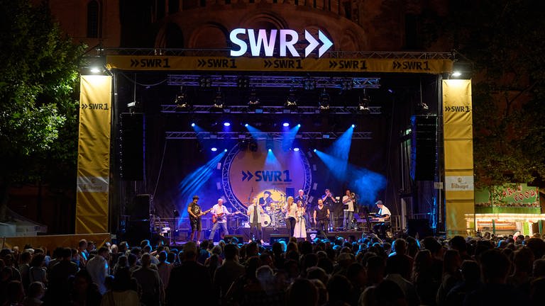 SWR1 Bühne und Publikum auf Liebfrauenplatz Mainz (Foto: SWR, Markus Kuhn)
