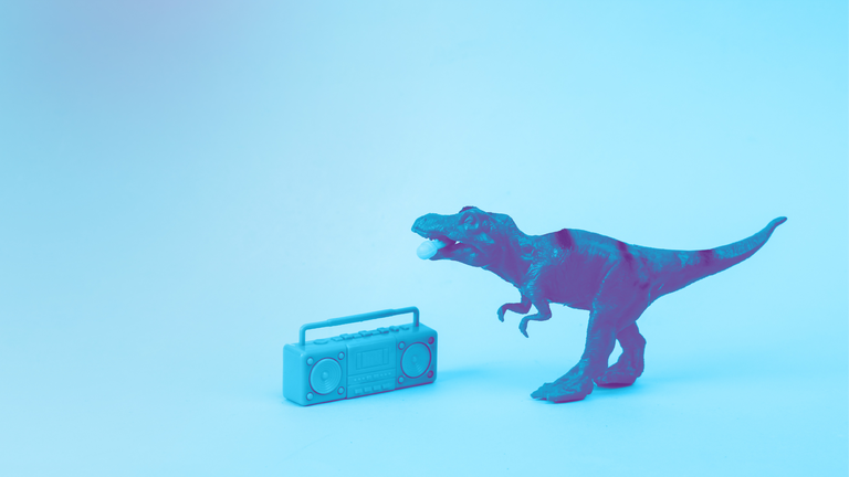 Dino mit Radio (Foto: Adobe Stock, #545342514)