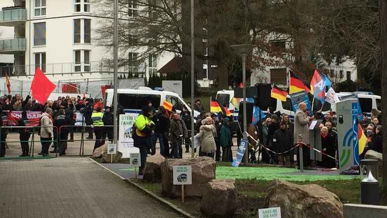 Demonstration vor dem Funkhaus Baden-Baden (Foto: SWR)