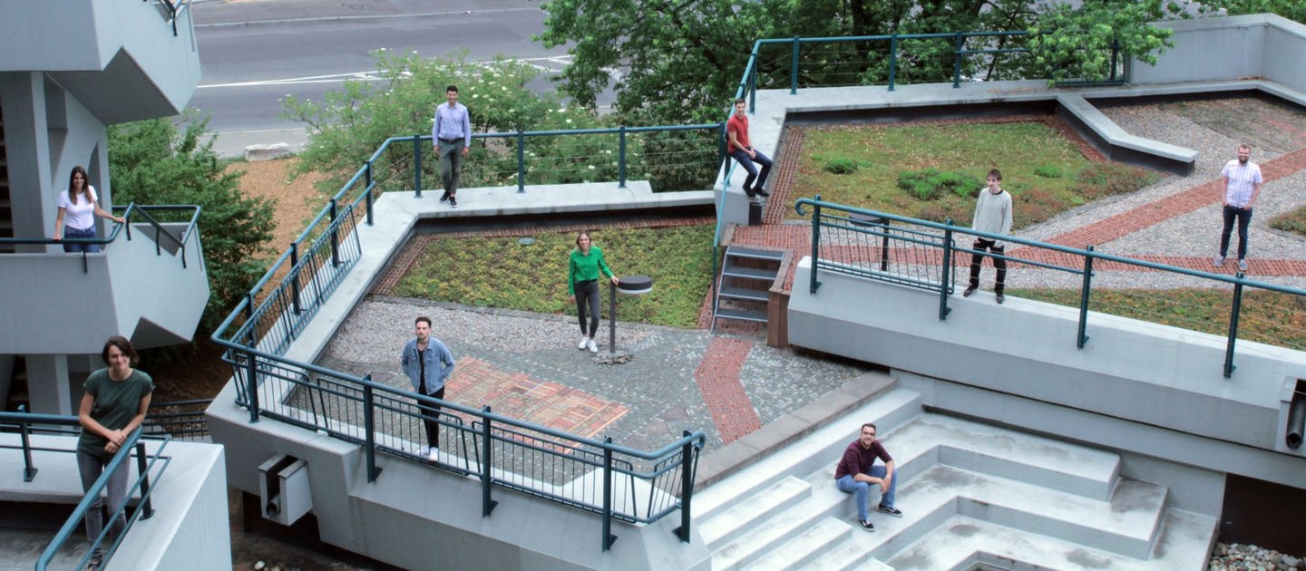 Die Volos des SWR vom April 2020. Drei Frauen und sechs Männer stehen auf einer Treppenlandschaft verteilt mit Corona-Abstand nebeneinander. (Foto: SWR)