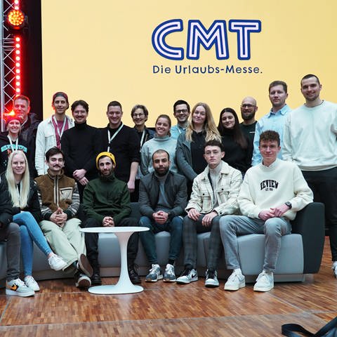 Das SWR Team auf der CMT 2023 steht auf der Atriumsbühne auf der Stuttgarter Messe (Foto: SWR)