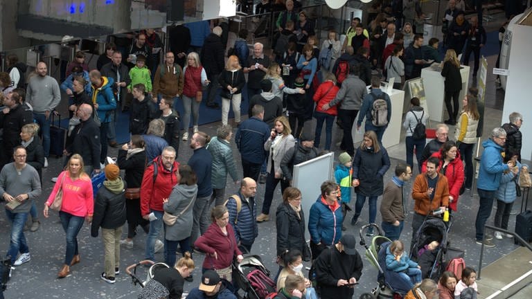 Menschenmassen am Eingang der CMT Urlaubsmesse in Stuttgart (Foto: SWR)
