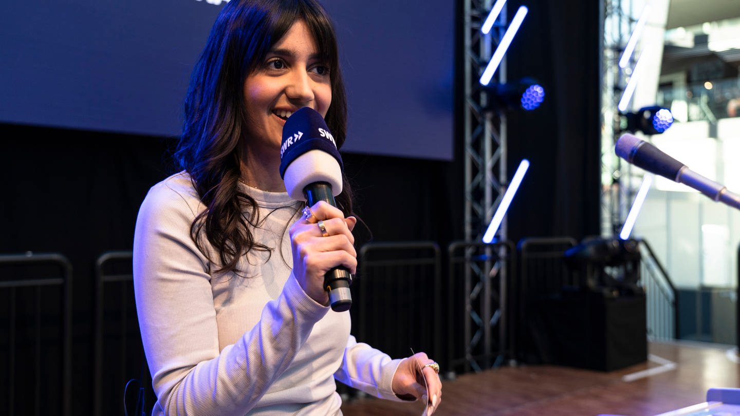 SWR-Moderatorin Aida Amini auf der CMT-Bühne (Foto: SWR)