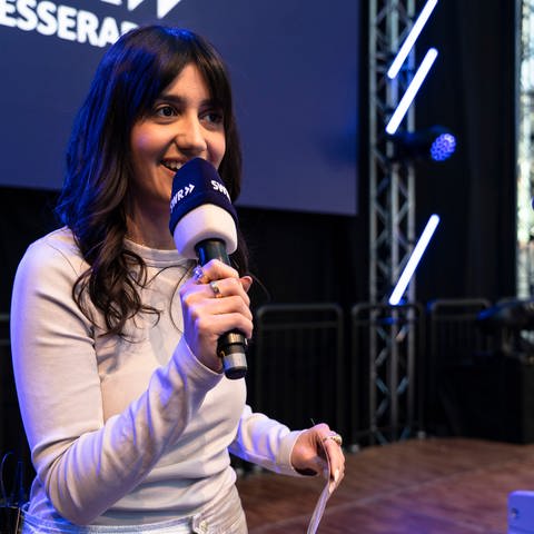 SWR-Moderatorin Aida Amini auf der CMT-Bühne (Foto: SWR)