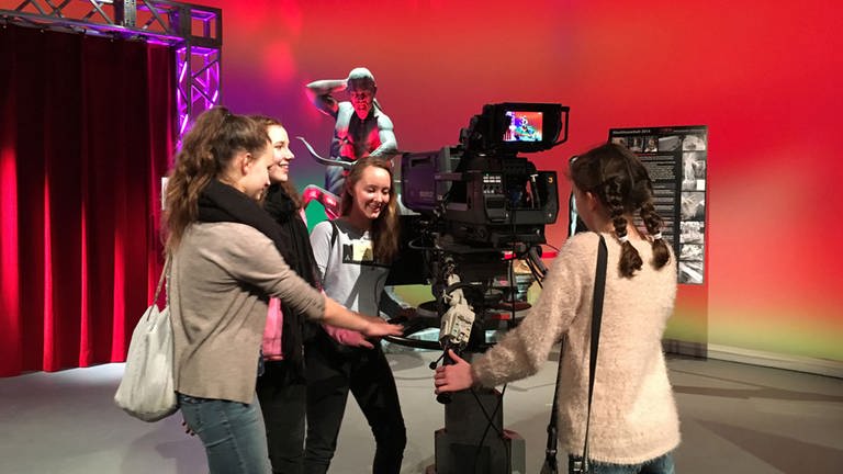 Schülerinnen im Fernsehstudio beim Bedienen einer Kamera
