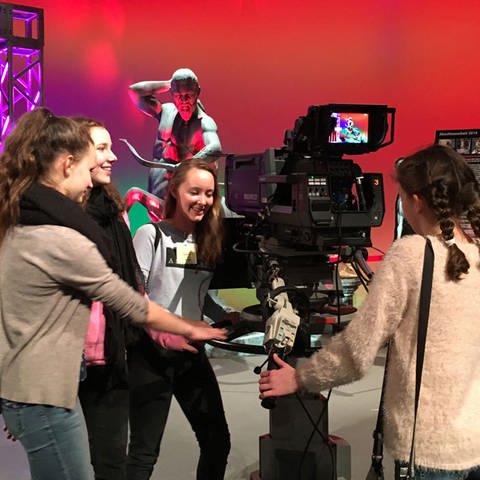 Schülerinnen im Fernsehstudio beim Bedienen einer Kamera (Foto: SWR)