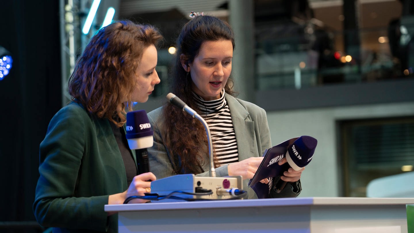 Michelle Habermehl und Maria Thierfelder als Moderatorinnen im SWR Messeradio (Foto: SWR)