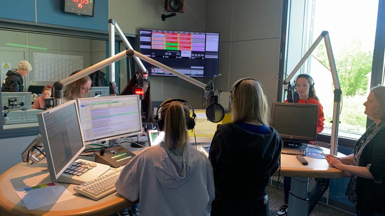 Mädchen im Radio werden interviewt