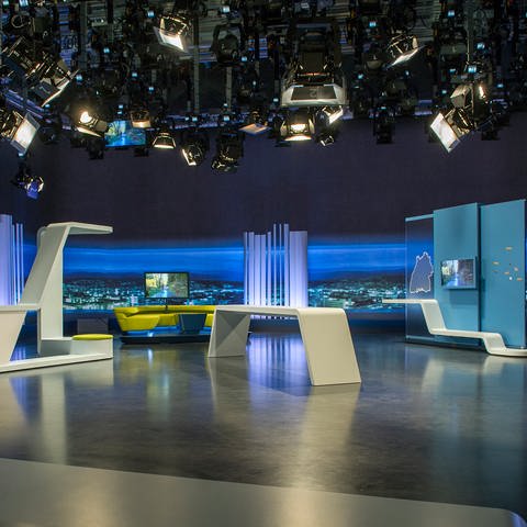 Beleuchtetes Fernsehstudio der SWR-Produktion "Zur Sache Baden-Württemberg". (Foto: SWR)