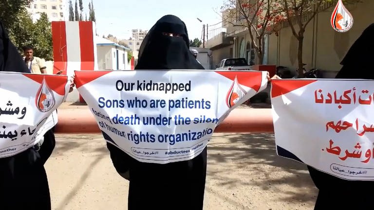 Mutige Frauen protestieren auf den Straßen Sanaas mit Transparenten für die Freilassung Gekidnapter während des Jemenkrieges. (Foto: SWR, AVIV Pictures GmbH/Schwenk Film GmbH)
