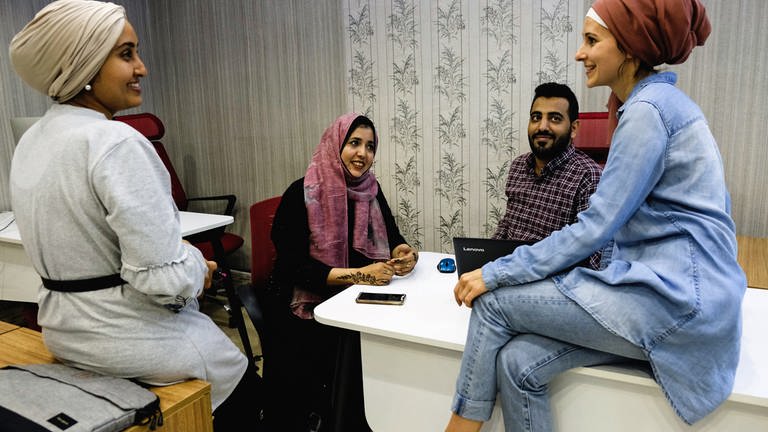 Regisseurin Sabrina Proske (rechts) und Übersetzerin Salwa Almujahed (links) sprechen mit einem geretteten Ehepaar über die nächste Szene. (Foto: SWR, AVIV Pictures GmbH/Schwenk Film GmbH)
