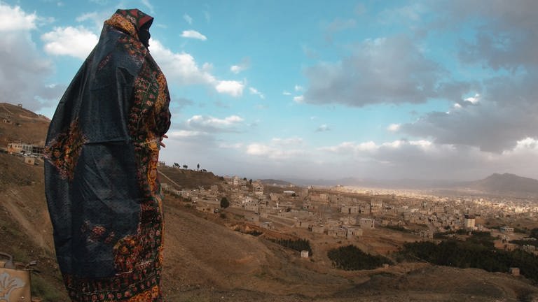 Eine "Mutter der Entführten" blickt über die Hauptstadt Sanaa. (Foto: SWR, AVIV Pictures GmbH/Schwenk Film GmbH)