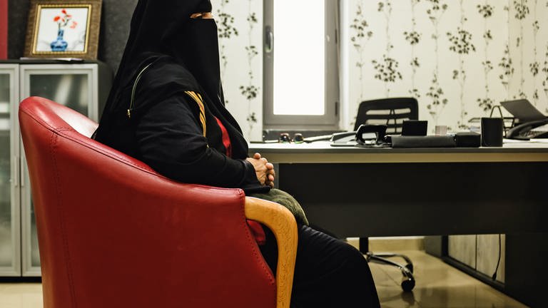 Aktivistin Amat Assalam Al-Hadj wartet auf ihr Fernsehinterview.  (Foto: SWR, AVIV Pictures GmbH/Schwenk Film GmbH)