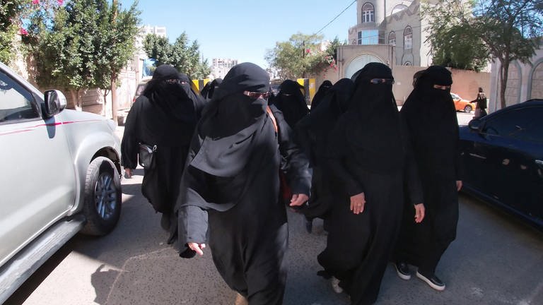 Die "Mütter der Entführten" müssen auf Sanaas Straßen sehr vorsichtig sein. (Foto: SWR, AVIV Pictures GmbH/Schwenk Film GmbH)