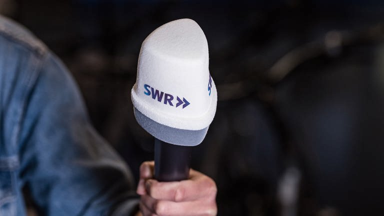 Hingehaltenes Mikrofon zur Beantwortung von Fragen (Foto: SWR)