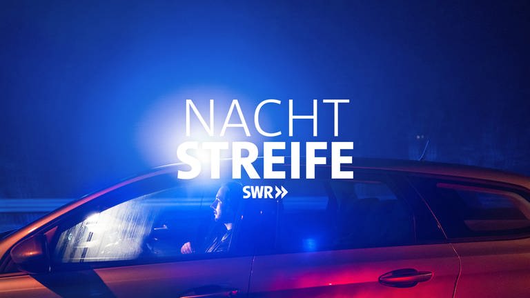 SWR Dokuserie „Nachtstreife“ geht in die zweite Staffel. Vor blauem Hintergrund ist ein roter Wagen zu sehen, in dem ein Mann sitzt. Schriftzug "Nachtstreife SWR" ist über dem Wagen zu sehen. (Foto: SWR)