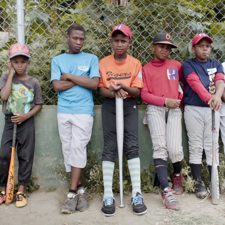 Der Junge Dokumentarfilm "Die vier Winde" von Regisseurin Anna-Sophia Richard beschäftigt sich mit der Dominikanischen Republik als Migrationsland, während gleichzeitig gut zehn Prozent der Einheimischen ihr Glück im Ausland suchen. Viele Jungs träumen z. B. von einer internationalen Baseballkarriere. (Foto: SWR, gigantenfilm)