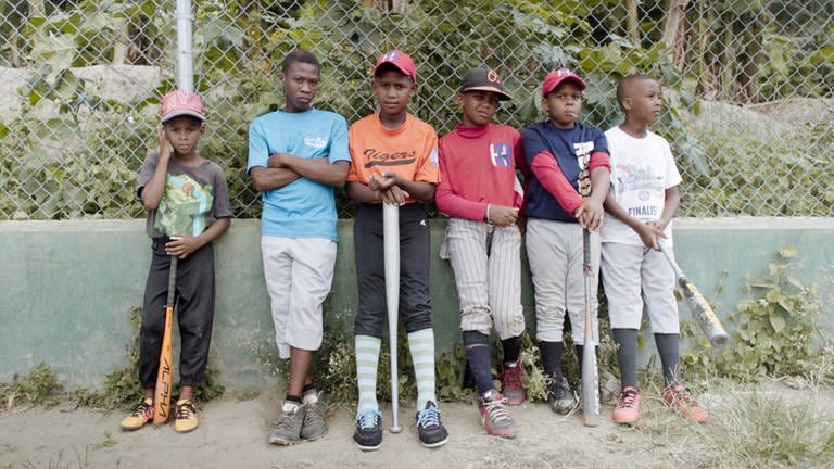 Der Junge Dokumentarfilm "Die vier Winde" von Regisseurin Anna-Sophia Richard beschäftigt sich mit der Dominikanischen Republik als Migrationsland, während gleichzeitig gut zehn Prozent der Einheimischen ihr Glück im Ausland suchen. Viele Jungs träumen z. B. von einer internationalen Baseballkarriere. (Foto: SWR, gigantenfilm)