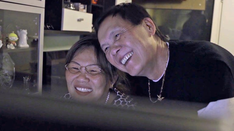 Singen macht dem Ehepaar Mai Spaß: Gemeinsam mit den Freunden und Verwandten aus Vietnam singen sie über den Onlinechatroom Paltalk Karaoke und schaffen so Verbundenheit über viele Kilometer hinweg. (Foto: SWR)