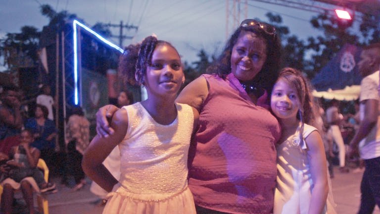 Der Junge Dokumentarfilm "Die vier Winde" von Regisseurin Anna-Sophia Richard beschäftigt sich mit der Dominikanischen Republik als Migrationsland. Bürgermeisterin Orfedita engagiert sich für ihre Heimat. Hier: auf dem Dorffest.