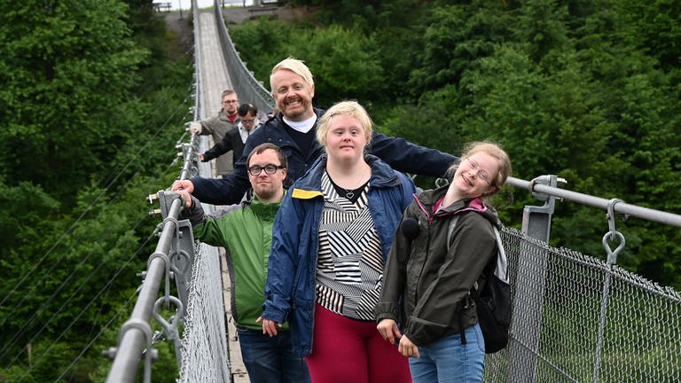 Ein Teil der Gruppe läuft über die Hängeseilbrücke Geierlay im Hunsrück (v.h.n.v: Yannis, Jonas, Ross, Patrick, Angela, Rosalie) (Foto: SWR, SEO Entertainment/Ben Pakalski)