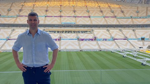 ARD-Fußballexperte Thomas Hitzlsperger in einem der Fußball-Stadien in Katar. (Foto: SWR, NGLOW / Nick Golüke)