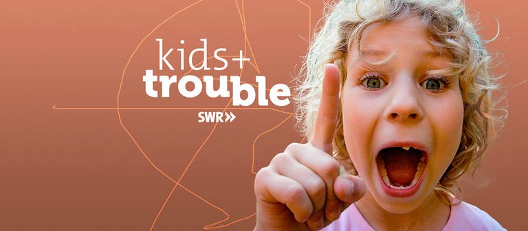 Das Keyvisual zu "Kids + Trouble" zeigt ein ca. 6-jähriges Kind mit blonden Locken und rosafarbenem Shirt, das Augen und Mund aufreißt und den rechten Zeigefinger nach oben streckt. Im Hintergrund der Schriftzug der Reihe. (Foto: SWR)