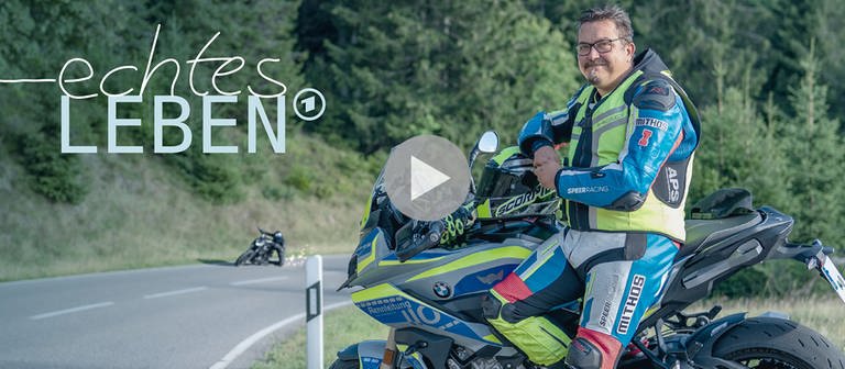 Motorradpolizist Ricky liebt schnelle Motorräder, kennt jedoch auch die tödlichen Folgen von Raserei. Statt auf der Straße lebt er den Geschwindigkeitsrausch auf sicheren Rennstrecken aus und will andere Biker davon überzeugen.  (Foto: SWR, Christian Koch)