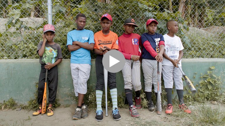 Der Junge Dokumentarfilm "Die vier Winde" von Regisseurin Anna-Sophia Richard beschäftigt sich mit der Dominikanischen Republik als Migrationsland, während gleichzeitig gut zehn Prozent der Einheimischen ihr Glück im Ausland suchen. Viele Jungs träumen z. B. von einer internationalen Baseballkarriere.