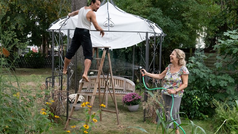 Charlotte Mühlen (Michaela May) mit Hannes Petzold (Klaus Steinbacher) versuchen einen Pavillon aufzubauen.  (Foto: SWR)