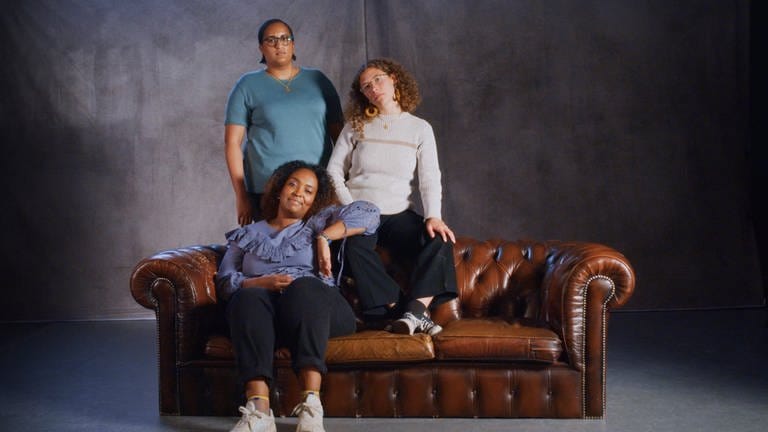 Drei Aktivistinnen auf einem Sofa: Yasmin Nasrudin, Samrawit Araya und Teresa Heinzelmann 