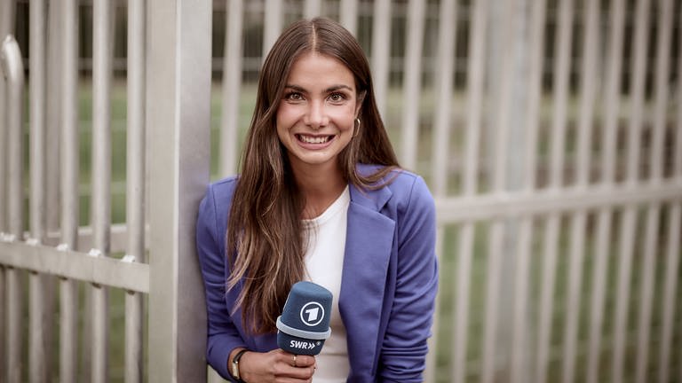 Porträtfoto von Lea Wagner, die als ARD-Live-Reporterin bei der FIFA Fußball-WM 2022 in Katar aus dem Quartier der Deutschen Nationalmannschaft.