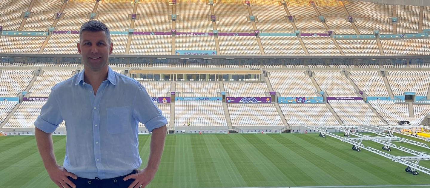 ARD-Fußballexperte Thomas Hitzlsperger in einem der Fußball-Stadien in Katar.