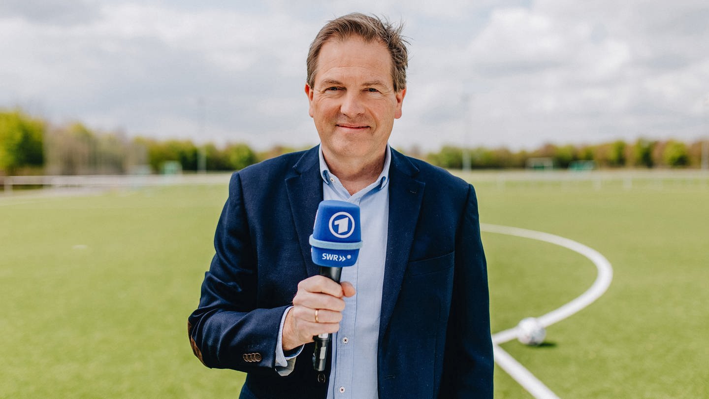 Gerd Gottlob, Leiter des Programmbereichs Sport im NDR, kommentiert mit der FIFA Fußball-WM Katar 2022 seine fünfte Weltmeisterschaft als ARD-Live-Reporter, Porträtbild. (Foto: SWR, SWR/WDR/Lena Heckl)