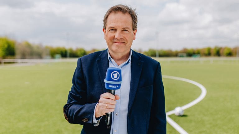 Gerd Gottlob, Leiter des Programmbereichs Sport im NDR, kommentiert mit der FIFA Fußball-WM Katar 2022 seine fünfte Weltmeisterschaft als ARD-Live-Reporter, Porträtbild.