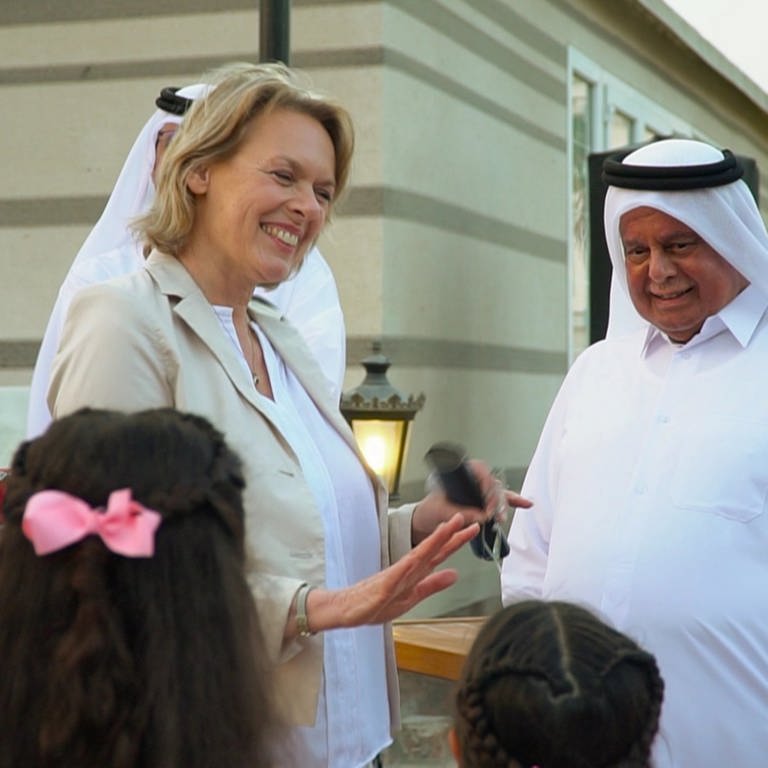 SWR-Reporterin Ute Brucker mit Abdullah al Attiyah, ehem. Energieminister Katar und seinen Enkeltöchtern. 