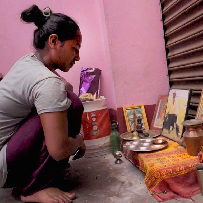 Renuka Chaudhary, die Witwe eines in Katar gestorbenen Bauarbeiters aus Nepal. (Foto: SWR, SWR/WDR)
