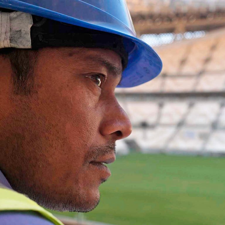 Ein (unbenannter) Arbeiter auf einer WM-Baustelle in Katar. (Foto: SWR, SWR/WDR)