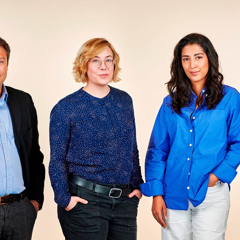 V. li. n. re.: Yassin Musharbash (DIE ZEIT), Lena Petersen (rbb), Pune Djalilevand (rbb) und Benedikt Nabben (BR). (Foto: SWR, rbb/Meiko Herrmann/ZEIT ONLINE)