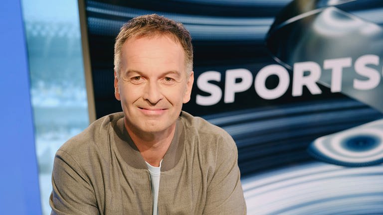 Claus Lufen moderiert die WM-Folgen von "Sportschau Thema". (Foto: ard-foto s1, NDR/Jann Wilken)