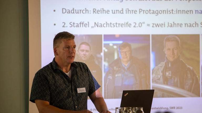 Philipp Bitterling, Leiter Programmplanung und -Entwicklung zur SWR Dokuserie "Nachstreife", präsentiert Informationen zur "Nachtstreife".