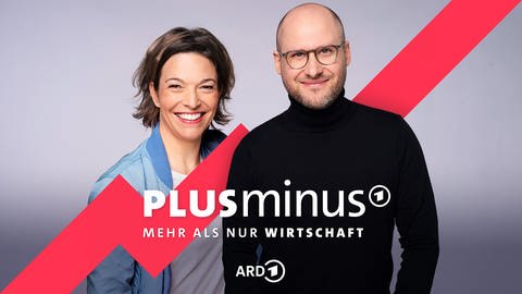 Das Keyvisual zeigt Anna Planken und David Ahlf, die den Plusminus-Podcast hosten